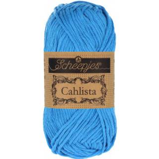 Scheepjes Cahlista 511 Cornflower Indhold: 100% naturlig bomuld Vægt/længde: 50 gram = ca. 85 meter Anbefalede pinde: 4.50-5.00mm Strikkefasthed: 10 x 10 cm = 19 m x 23 p Maskinvask 60°C / Tørres fladt .