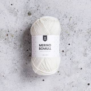 Järbo Merino Bomull 00 Cloud dancer Indhold:50% merinould, 50% bomuld Vægt/længde: 50 g = ca. 121 meter Anbefalede pinde: 4 mm Strikkefasthed: 10 x 10 cm = 22 m x 28 p Anbefalet hæklenål: 4mm Hæklefasthed: 16 fm x 20 r Vask: Finvask 30ºC.