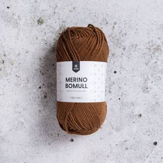 Järbo Merino Bomull 04 Monk's robe Indhold:50% merinould, 50% bomuld Vægt/længde: 50 g = ca. 121 meter Anbefalede pinde: 4 mm Strikkefasthed: 10 x 10 cm = 22 m x 28 p Anbefalet hæklenål: 4mm Hæklefasthed: 16 fm x 20 r Vask: Finvask 30ºC.