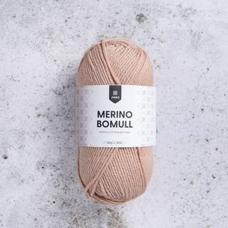 Järbo Merino Bomull 03 Moonlight Indhold:50% merinould, 50% bomuld Vægt/længde: 50 g = ca. 121 meter Anbefalede pinde: 4 mm Strikkefasthed: 10 x 10 cm = 22 m x 28 p Anbefalet hæklenål: 4mm Hæklefasthed: 16 fm x 20 r Vask: Finvask 30ºC.