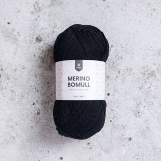Järbo Merino Bomull 02 Black onyx Indhold:50% merinould, 50% bomuld Vægt/længde: 50 g = ca. 121 meter Anbefalede pinde: 4 mm Strikkefasthed: 10 x 10 cm = 22 m x 28 p Anbefalet hæklenål: 4mm Hæklefasthed: 16 fm x 20 r Vask: Finvask 30ºC.