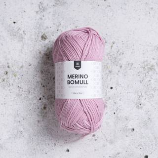 Järbo Merino Bomull 09 Keepsake lilac Indhold:50% merinould, 50% bomuld Vægt/længde: 50 g = ca. 121 meter Anbefalede pinde: 4 mm Strikkefasthed: 10 x 10 cm = 22 m x 28 p Anbefalet hæklenål: 4mm Hæklefasthed: 16 fm x 20 r Vask: Finvask 30ºC.