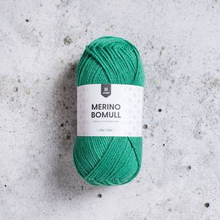 Järbo Merino Bomull 13 Pine green Indhold:50% merinould, 50% bomuld Vægt/længde: 50 g = ca. 121 meter Anbefalede pinde: 4 mm Strikkefasthed: 10 x 10 cm = 22 m x 28 p Anbefalet hæklenål: 4mm Hæklefasthed: 16 fm x 20 r Vask: Finvask 30ºC.