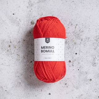 Järbo Merino Bomull 14 Fiery red Indhold:50% merinould, 50% bomuld Vægt/længde: 50 g = ca. 121 meter Anbefalede pinde: 4 mm Strikkefasthed: 10 x 10 cm = 22 m x 28 p Anbefalet hæklenål: 4mm Hæklefasthed: 16 fm x 20 r Vask: Finvask 30ºC.