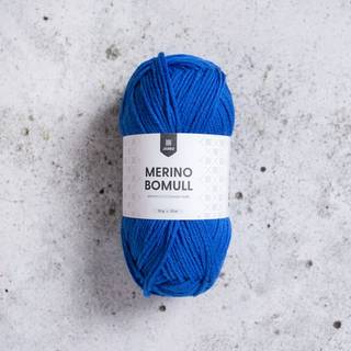 Järbo Merino Bomull 10 Victoria blue Indhold:50% merinould, 50% bomuld Vægt/længde: 50 g = ca. 121 meter Anbefalede pinde: 4 mm Strikkefasthed: 10 x 10 cm = 22 m x 28 p Anbefalet hæklenål: 4mm Hæklefasthed: 16 fm x 20 r Vask: Finvask 30ºC.