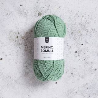 Järbo Merino Bomull 15 Basil Indhold:50% merinould, 50% bomuld Vægt/længde: 50 g = ca. 121 meter Anbefalede pinde: 4 mm Strikkefasthed: 10 x 10 cm = 22 m x 28 p Anbefalet hæklenål: 4mm Hæklefasthed: 16 fm x 20 r Vask: Finvask 30ºC.