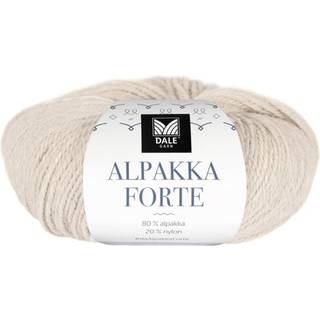 Dale Alpakka Forte 701 Latte beige meleret Indhold: 80% alpaca, 20% nylon Vægt/længde: 50 g = ca. 133 meter Anbefalede pinde: 2.5-3.5 mm Strikkefasthed: 10 cm = 26-27 m på pind 2.5-3 mm / 25 m på pind 3.5 mm Vask: Uldvask30 °C / Vaskes med vrangen ud / Brug vaskemiddel til ud/silke / Brug ikke skyllemiddel / Tørres fladt.
