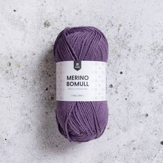 Järbo Merino Bomull 07 Montana grape Indhold:50% merinould, 50% bomuld Vægt/længde: 50 g = ca. 121 meter Anbefalede pinde: 4 mm Strikkefasthed: 10 x 10 cm = 22 m x 28 p Anbefalet hæklenål: 4mm Hæklefasthed: 16 fm x 20 r Vask: Finvask 30ºC.