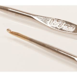DROPS Hæklenåle BASIC Stål, 13cm (0.75-1.75 mm) 1.75mm Nydelige hæklenåle i stål. Hæklenålene måler 13 cm. Findes i størrelserne 0.75-1.75 mm.