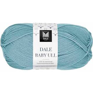 Dale Baby Ull 8520 Dus jadegrøn Indhold: 100 % superwash merinould Vægt/længde: 50 g = ca. 165 meter Anbefalede pinde: 2.5-3 mm Strikkefasthed: 10 cm = 32 m (pind 2.5 mm) / 28 m (pind 3 mm) Vask: Uldvask 40 °C / Brug vaskemiddel til uld/silke / Brug ikke skyllemiddel / Tørres fladt.