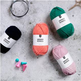 Järbo Merino Bomull 19 Blazing yellow Indhold:50% merinould, 50% bomuld Vægt/længde: 50 g = ca. 121 meter Anbefalede pinde: 4 mm Strikkefasthed: 10 x 10 cm = 22 m x 28 p Anbefalet hæklenål: 4mm Hæklefasthed: 16 fm x 20 r Vask: Finvask 30ºC.