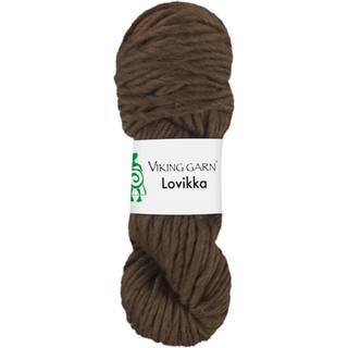 Viking Lovikka 208 Brun Indhold: 100% Highland Merino Uld Vægt/længde: 100 g = ca. 60 meter Anbefalede pinde: 10.00 mm Strikkefasthed: 10 cm = 10 m Vask: Skånevask 30°C uden skyllemiddel / Tåler ikke tørretumbling / Tørres fladt.