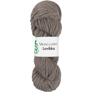 Viking Lovikka 209 Mellembrun Indhold: 100% Highland Merino Uld Vægt/længde: 100 g = ca. 60 meter Anbefalede pinde: 10.00 mm Strikkefasthed: 10 cm = 10 m Vask: Skånevask 30°C uden skyllemiddel / Tåler ikke tørretumbling / Tørres fladt.