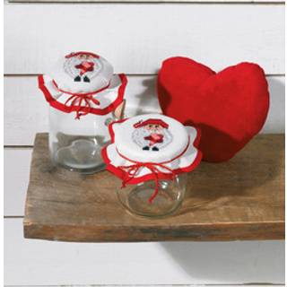 Broderikit Nisse med hjerte 2 pk 16 Ø cm Nisse med hjertetema til jul. Broderi: kors- og stikkesting. Diam: 16 cm i Ø. Broderi på hvid Aida stof. Inkluderer 7 DMC Mouline farver.