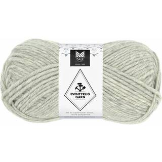 Dale Eventyrlig Garn 602 Lys gråmeleret Indhold: 70% Superwash uld, 30% Polyamid Vægt/længde: 100 g = ca. 150 meter Anbefalede pinde:4 mm Strikkefasthed: 10 cm = 19 m Vask: Maks. 30°C uldprogram / Vrang ud før vask / Vaskes separat / Brug vaskemiddel til uld/silke / Brug ikke skyllemiddel / Tør fladt / Damp let.