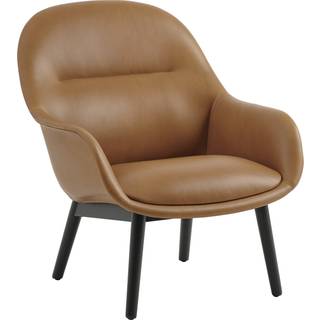 Muuto Fiber Lounge lænestol med egetræben Refine leather cognac-black