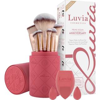 Luvia Cosmetics Brush Brush Set Prime Vegan Anniversary 202 Powder Brush XL + 213 Blush Brush + 114 Buffer + 135 Prime Concealer + 204 Highlighter + 222 Contour Brush + 314 Eye Shader + 323 Smudger + 328 Soft Blender + 430 Brow Duo + Diamond Makeup Sponge + Mini Blender Set + Brush Tube 1 Stk. (348,00 kr / 1 stk.) - 1 Stk.
