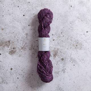 Järbo Select NO 1 Mohair Tweed 22305 cliff walk Indhold:70% merinould, 30% mohair Vægt/længde=50g = ca. 110 m Strikkepinde: 4,00 mm Hæklenåle: 4,00 mm Strikkefasthed: 10 x 10 cm = 19 masker x 26 pinde Vaskeanvisninger: Håndvask.