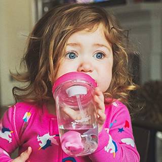 Nuby Tritan No Spill Trainer Cup med silikone -tud og 360 v?gtet halm med hygiejnisk d?kning 10 ml