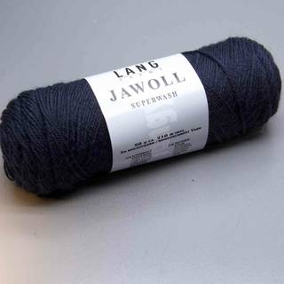 Lang Yarns Jawoll 034 Indhold: 75% Virgin uld, 25% Polyamid Vægt/længde: 50 g = 210 meter Anbefalede pinde: 2.5-3.5 mm Strikkefasthed: 10 x 10 cm = 30 m x 41 p Vask: Maskinvask 40 °c / Tåler tørretumbling.