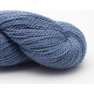 BC Garn Babyalpaca 10/2 RAS 42 Jeansblå RAS Indhold: 100% Alpaca Vægt/længde: 50 g. = ca. 250 meter Anbefalede pinde: 2.5-4mm Strikkefasthed: 10 x 10 cm = 31 m x 42 r Vask: Håndvask/ Tåler ikke tørretumbling.