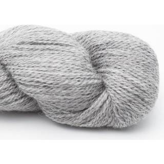 BC Garn Babyalpaca 10/2 RAS 131 Stålgrå RAS Indhold: 100% Alpaca Vægt/længde: 50 g. = ca. 250 meter Anbefalede pinde: 2.5-4mm Strikkefasthed: 10 x 10 cm = 31 m x 42 r Vask: Håndvask/ Tåler ikke tørretumbling.