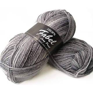 DROPS Fabel Long Print 602 Sølvræv Indhold: 75% Uld, 25% Polyamid Garngruppe: A (23 - 26 masker) / 4 ply / fingering Vægt/længde: 50 gram = ca. 205 meter Anbefalede pinde: 3 mm Strikkefasthed: 10 x 10 cm = 24 m x 32 p Finvask eller Uldvask 40ºC / Brug aldrig skyllemiddel / Tørres fladt.