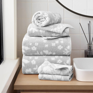 Lucky Brand Folk Floral 6 Piece Bath Handduk Set - (2) Badhanddukar (2) Handhanddukar och (2) tvättdukar - Glacier Grey Premium badrumshandduk