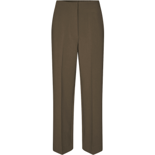 SECOND FEMALE - Evie Mørkebrun
