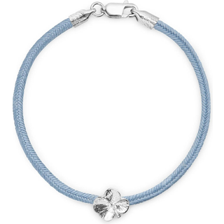 Flora Danica - Firkløver lys blå silkearmbånd i sølv - flc-silk-blue-18-s
