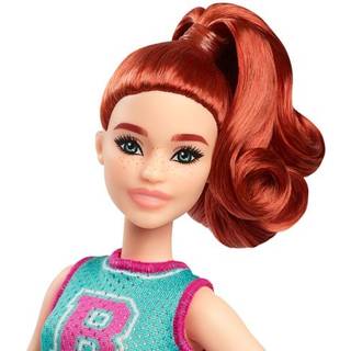 Barbie Fashionistas Dukke #232 med r?dt h?r if?rt sporty B-jersey top og plisseret lilla nederdel med ur og sneakers