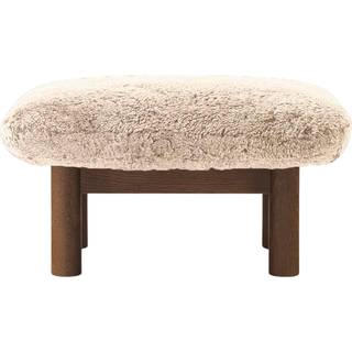 Audo Copenhagen Brasilia Ottoman Mørkbejdset Eg - Fodskamler Massiv Eg Sheepskin Nature - 71022-005731