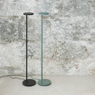 FLOS Oblique Floor LED-gulvlampe 927 USB, salvie