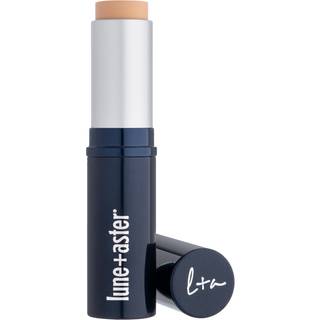 Lune` Dawn til Dusk Foundation Stick-Medium-En flødefundamentpind tilført med god-til-du ingredienser, der leverer langvarig uopdagelig dækning f