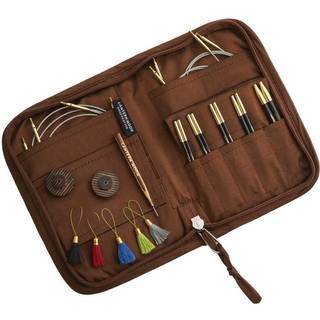 Lantern Moon Heritage Udskiftbare Rundpindesæt (10 cm) Materiale:Ibenholt-træ med 24K forgyldte forbindelser Type:Udskiftbare rundpinde Størrelser: 3.25, 3.75, 4.0, 4.5 & 5.0mm Pindelængde:10 cm Tilbehør:2 kabler (40 cm, 50 cm), 4 træstoppere, 2 strammenøgler og 5 maskemarkører.