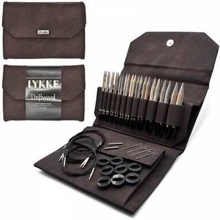 LYKKE Udskiftelige Rundpindesæt Driftwood, Brun, 13 cm Materiale:Birketræ Type:Udskiftelige rundpinde Størrelser:3.5, 3.75, 4.0, 4.5, 5.0, 5.5, 6.0, 6.5, 8.0, 9.0, 10.0 og 12.0 mm Pindelængde:13 cm Tilbehør: Kabler: 2x 60 cm, 2x 80 cm og 1x 100 cm 2x Kabelovergange 4x Strammenøgler 8x Stoppere.