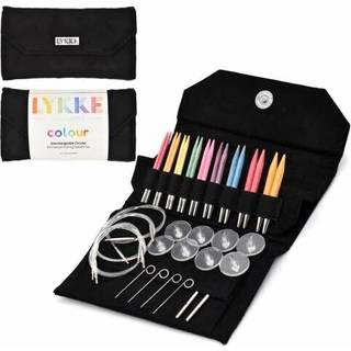 LYKKE Udskiftelige Rundpindesæt Colour, Sort, 9 cm Materiale: Birketræ Type: Udskiftelige rundpinde Størrelser: 3.25, 3.5, 3.75, 4.0, 4.5, 5.0, 5.5, 6.0 og 6.5 mm Pindelængde: 9 cm Tilbehør: Kabler: 2x 40 cm, 1x 50 cm og 1x 60 cm 2x Kabelovergange 4x Strammenøgler 8x Stoppere.