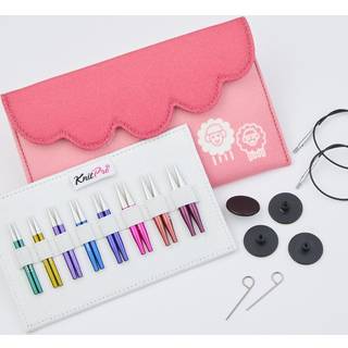 KnitPro Zing Mini Udskiftelige Rundpindesæt, 5 cm Materiale: Aluminium Type: Udskiftelige rundpinde Størrelser: 3.00, 3.50, 3.75, 4.00, 4.50, 5.00, 5.50 og 6.00 mm Pindelængde: 5 cm Tilbehør: 4 faste kabler: 2x 27 cm og 2x 30 cm 4 endestoppere 4 kabelnøgler.