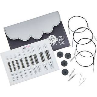 KnitPro Karbonz Special Udskiftelige Rundpindesæt, Deluxe, 10 cm Materiale: Kulfiber med messingbelagte spidser Type: Udskiftelige rundpinde Pindelængde: 10 cm Størrelser: 3.00, 3.25, 3.50, 3.75, 4.00, 4.50, 5.00, 5.50 og 6.00 mm Andet indhold: 4 sorte nylonbelagte stålkabler til rundpindelængder på 40 cm (2 stk.) og 50 cm (2 stk.) 8 kabelender 4 kabelnøgler Opbevaring: Gråt stofetui.