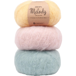 DROPS Melody 05 Sort (Uni Colour) Indhold: 71% Alpaca, 25% Uld, 4% Polyamid Garngruppe: D (12 - 15 masker) / 12 ply / chunky Vægt/længde: 50 g = ca. 140 meter Anbefalede pinde: 8 mm Strikkefasthed: 10 x 10 cm = 12 m x 14 p Håndvask, max 30°C / Tørres fladt / Kan filtes.