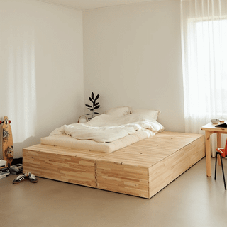 Basement Sengeramme i Massiv FSC Fyrretræ med Opbevaring + Bænk Fra Karup Design  | Japandi - 140×200 | Trekvart seng