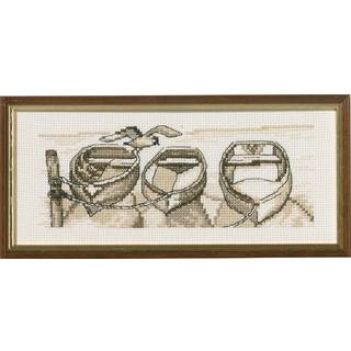 Broderikit Både R5619 22 x 9 cm Motiv af både i idyllisk sømiljø Størrelse: 22x9 cm Bruger 6 DMC Mouliné farver Kombination af korssting og stikkesting Aida 357/22 stof i farven ivory.