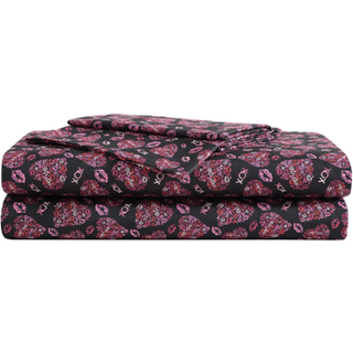 Betsey Johnson - kingsize-senget?j Superbl?dt senget?j med matchende sham(er) Faldende og rynkebestandig seng Essentials (L?bestift Betsey Pink K