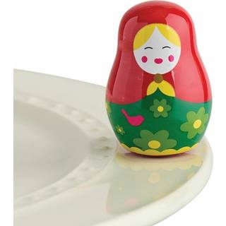 Nora Fleming All Dolled Up (hekkende dukke) - Håndmalet keramisk juledekor - Winter Minis til hjemmet og kontoret