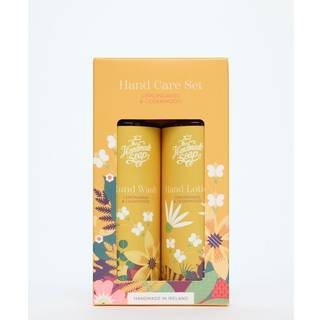 The-Handmade-Soap Collection Lemongrass-CedarwoodGavesæt med håndsæbe og håndlotion Håndsæbe 250 ml + håndlotion 250 ml 1 Stk. (219,00 kr / 1 stk.) - 1 Stk.