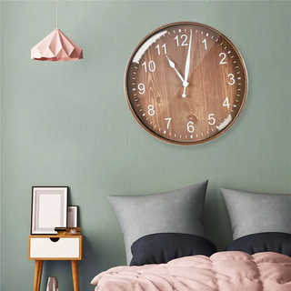 Vægur 29 cm med Hvide Tal på Mørk Træ