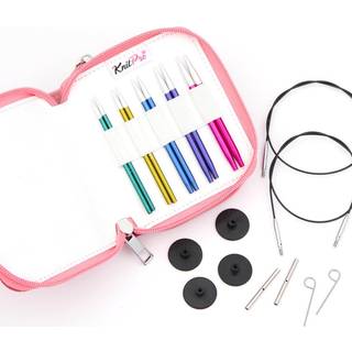 KnitPro Zing Special Udskiftelige Rundpindesæt, Startpakke, 10 cm Materiale: Aluminium Type: Udskiftelige rundpinde Pindelængde: 10 cm Størrelser: 3.00, 3.50, 4.00, 4.50 og 5.00 mm Andet indhold: 2 sorte nylonbelagte stålkabler til rundpindelængder på 40 cm og 50 cm 4 kabelender 2 kabelnøgler Opbevaring: Lyserødt stofetui.