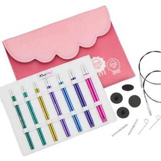 KnitPro Zing Special Udskiftelige Rundpindesæt, Midi, 10 cm Materiale: Aluminium Type: Udskiftelige rundpinde Pindelængde: 10 cm Størrelser: 3.00, 3.25, 3.50, 3.75, 4.00, 4.50, og 5.00 mm Andet indhold: 3 sorte nylonbelagte drejelige stålkabler: 2 kabler til 40 cm 1 kabel til 50 cm 4 endestoppere 2 kabelnøgler Opbevaring: Lyserødt stofetui.