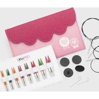 KnitPro Dreamz Mini Udskiftelige Rundpindesæt, Mini, 5 cm Materiale:Poleret birketræ Type:Udskiftelige rundpinde Pindestørrelse:3.00, 3.50, 3.75, 4.00, 4.50, 5.00, 5.50 og 6.00 mm Pindelængde:5 cm Andet indhold: 4 stålkabler: 2x27 cm og 2x30 cm 2 endekapper 2 kabelnøgler.