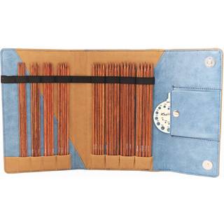 KnitPro Ginger Strømpepinde Sæt, Grande, 15 cm Materiale:Lamineret træ Type:Strømpepinde Størrelser:2.00, 2.25, 2.50, 2.75, 3.00, 3.25, 3.50, 3.75, 4.00, 4.50, 5.00 og 5.50 mm Pindelængde:15 cm Andet indhold: 20 linea maskemarkører 1 pindemåler.